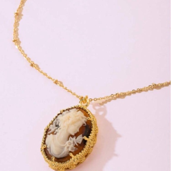Jewelry - WHITE STATEMENT NECKLACE